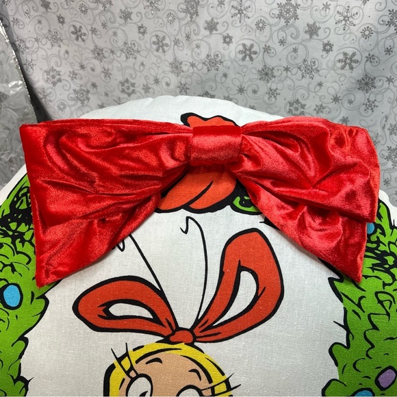 Cindy Lou Who How The Grinch Stole Christmas Velvet Red Bow Wreath Throw Pillow - Picture 9 of 10